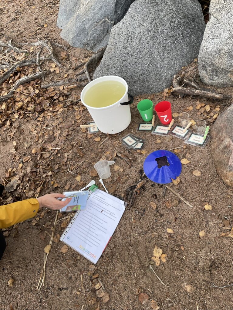 TT-linjan opiskelijat osallistuivat toisen asteen opiskelijoiden kansainväliseen ympäristökonferenssiin Munkkiniemen yhteiskoulussa 6.11.-7.11.2025. Tapahtuman tavoitteena oli lisätä tietoisuutta Itämeren suojelusta ja innostaa nuoria vaikuttamaan siihen. Tapahtumassa päästiin mm. kuulemaan mielenkiintoisia luentoja, vierailemaan Itämeren tutkimusalus Arandalla ja pelaamaan Itämeriaiheista peliä. 
