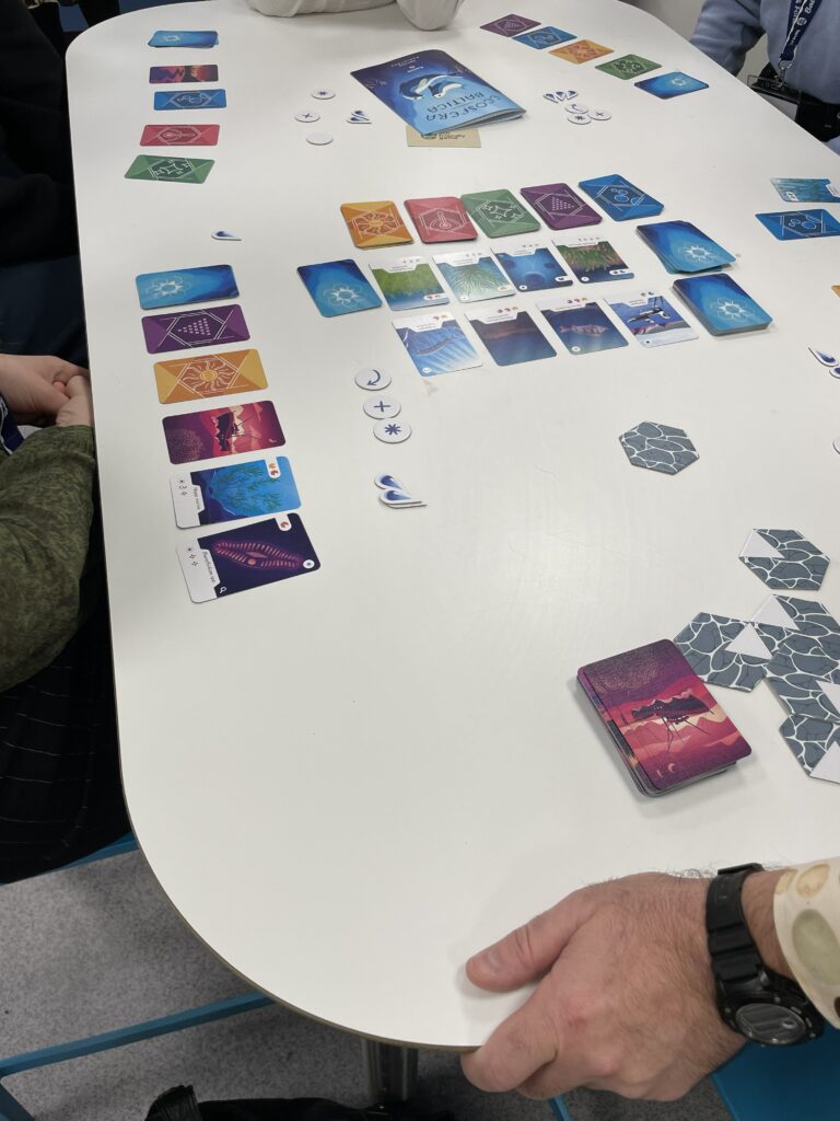 TT-linjan opiskelijat osallistuivat toisen asteen opiskelijoiden kansainväliseen ympäristökonferenssiin Munkkiniemen yhteiskoulussa 6.11.-7.11.2025. Tapahtuman tavoitteena oli lisätä tietoisuutta Itämeren suojelusta ja innostaa nuoria vaikuttamaan siihen. Tapahtumassa päästiin mm. kuulemaan mielenkiintoisia luentoja, vierailemaan Itämeren tutkimusalus Arandalla ja pelaamaan Itämeriaiheista peliä. 
