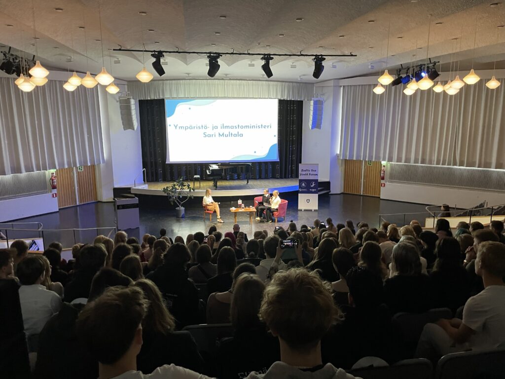 TT-linjan opiskelijat osallistuivat toisen asteen opiskelijoiden kansainväliseen ympäristökonferenssiin Munkkiniemen yhteiskoulussa 6.11.-7.11.2025. Tapahtuman tavoitteena oli lisätä tietoisuutta Itämeren suojelusta ja innostaa nuoria vaikuttamaan siihen. Tapahtumassa päästiin mm. kuulemaan mielenkiintoisia luentoja, vierailemaan Itämeren tutkimusalus Arandalla ja pelaamaan Itämeriaiheista peliä. 
