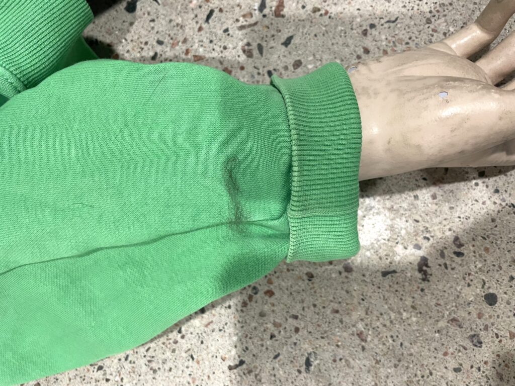 Rikostekninen tutkimus:
Todistusaineistokuvia: karvoja uhrin vihreän paidan hihassa.
