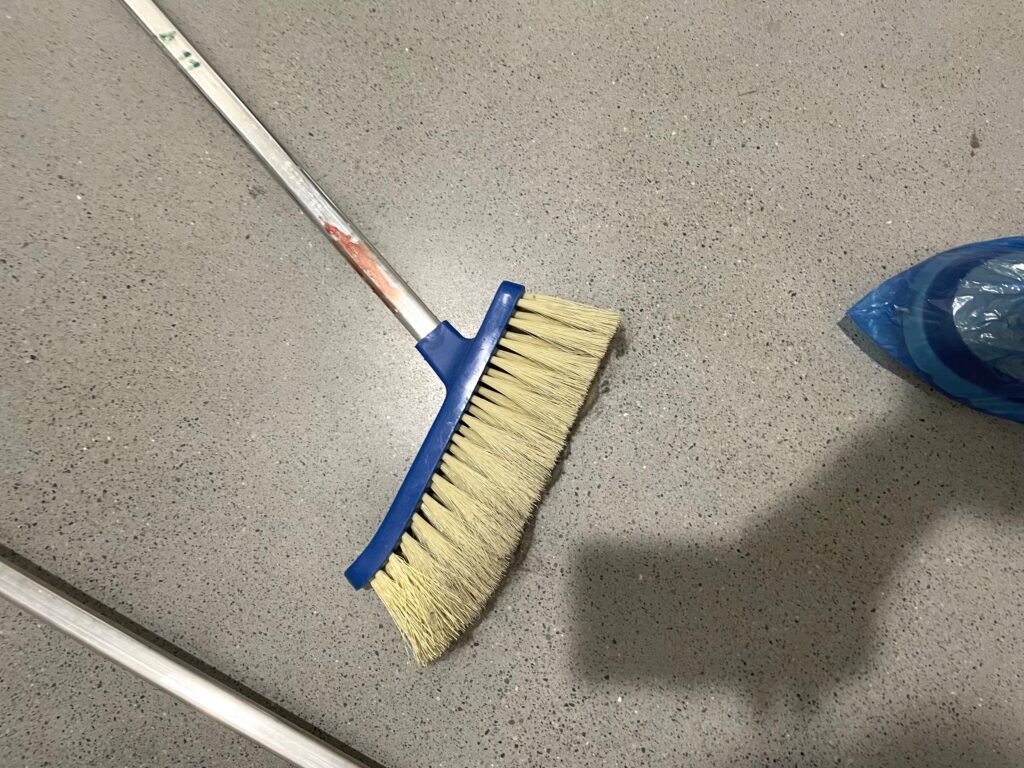 Rikostekninen tutkimus:
Todistusaineistokuvia: rikkakihvelin harja, jossa on verta varressa, 
lattialla. 