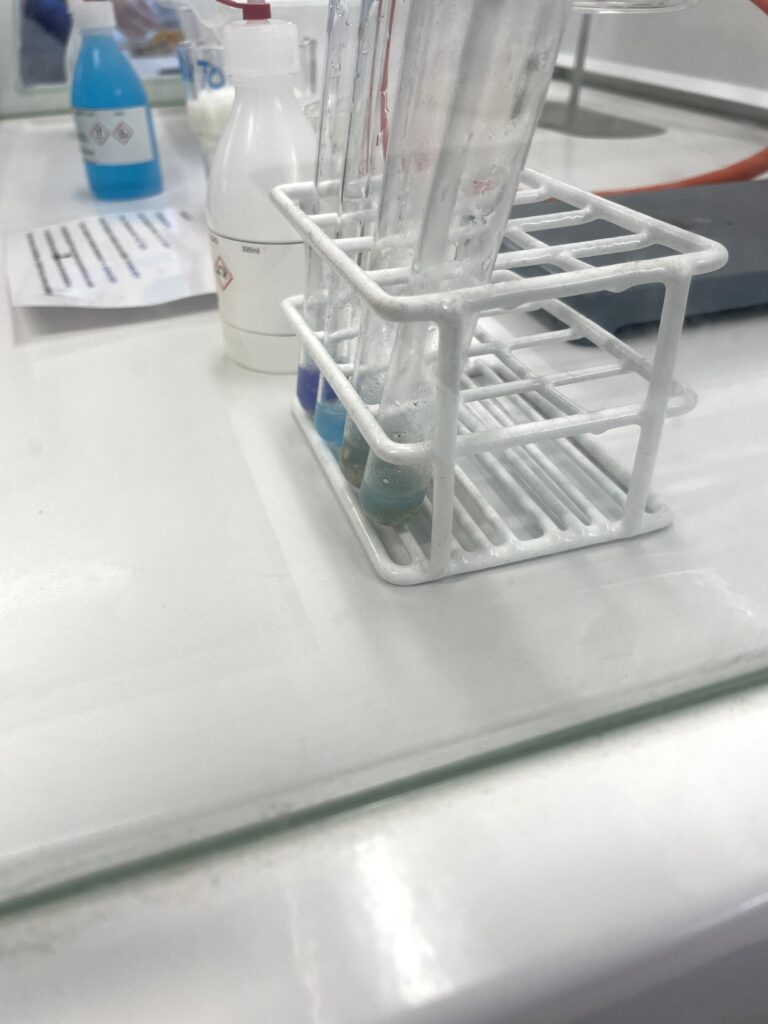 Rikostekninen tutkimus:
Tutkimusvälineistöä.