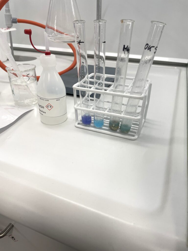 Rikostekninen tutkimus:
Tutkimusvälineistöä.