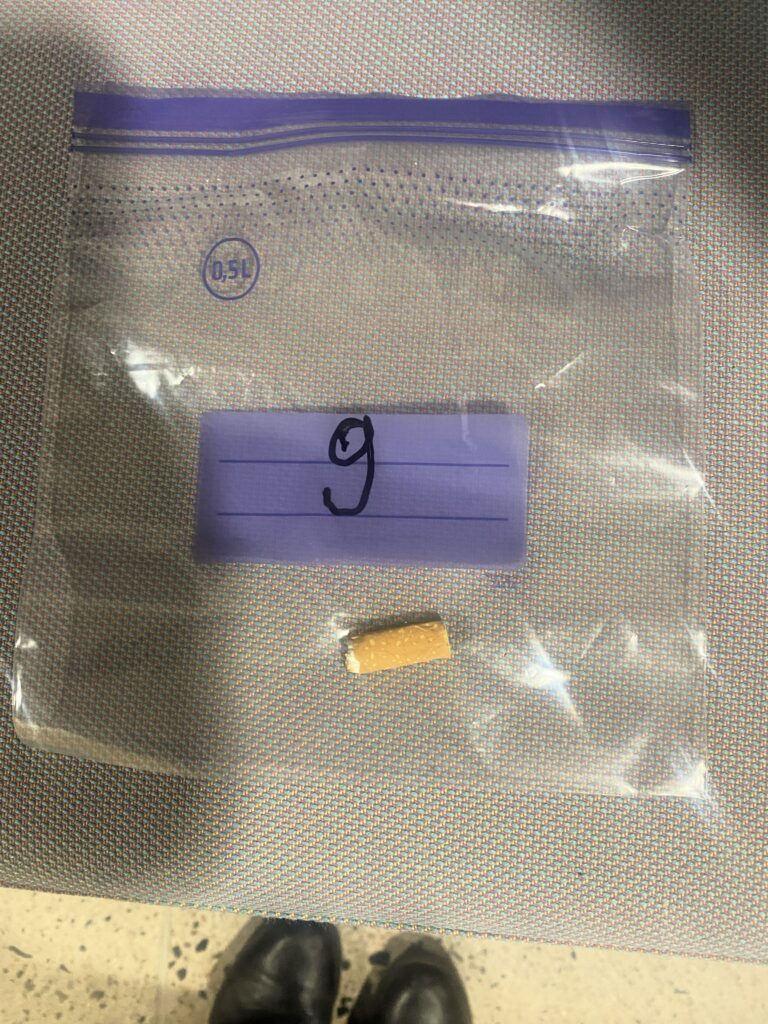 Rikostekninen tutkimus:
Kuvassa todistusaineistona toimiva tupakan tumppi pussissa.
