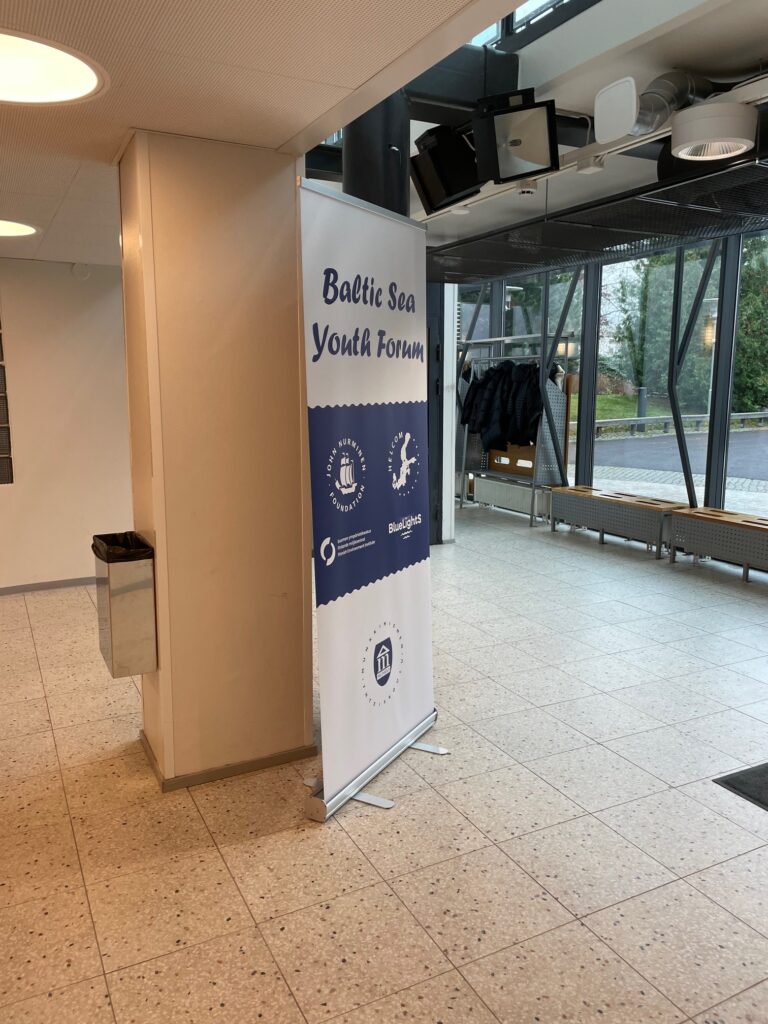 TT-linjan opiskelijat osallistuivat toisen asteen opiskelijoiden kansainväliseen ympäristökonferenssiin Munkkiniemen yhteiskoulussa 6.11.-7.11.2025. Tapahtuman tavoitteena oli lisätä tietoisuutta Itämeren suojelusta ja innostaa nuoria vaikuttamaan siihen. Tapahtumassa päästiin mm. kuulemaan mielenkiintoisia luentoja, vierailemaan Itämeren tutkimusalus Arandalla ja pelaamaan Itämeriaiheista peliä. 
