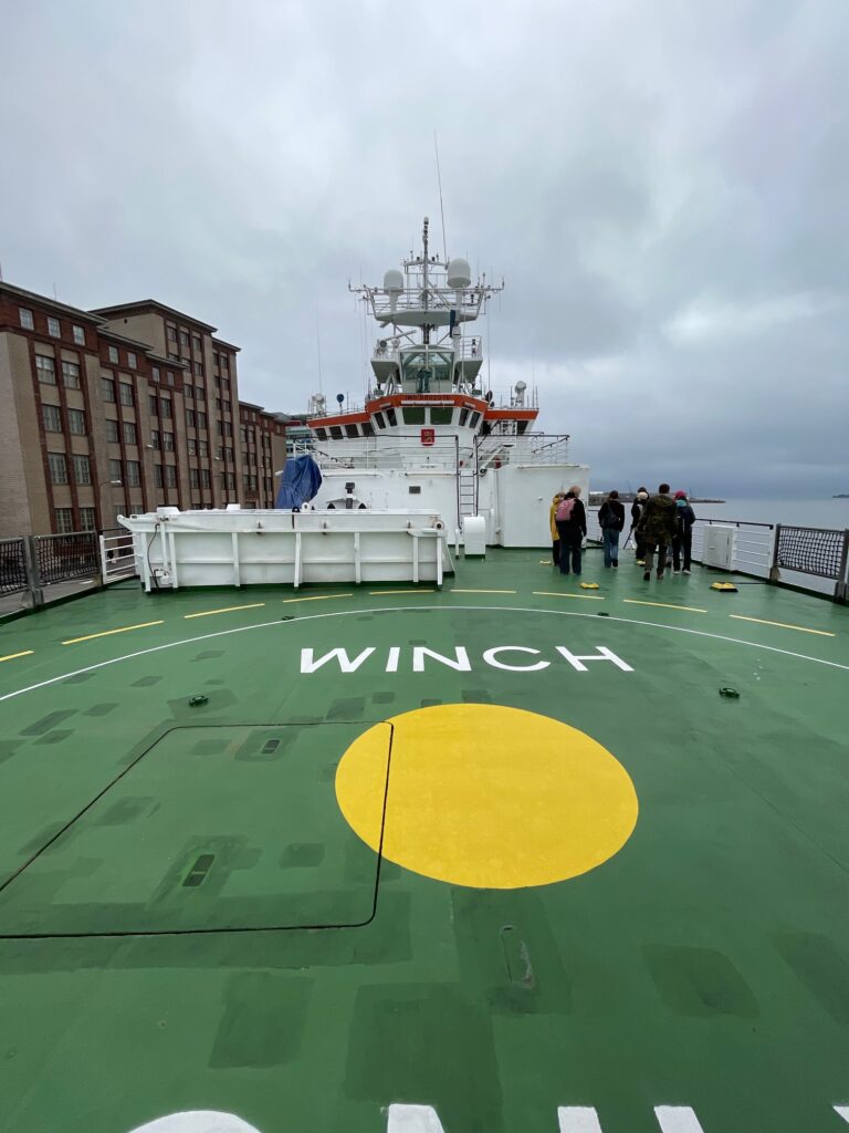 TT-linjan opiskelijat osallistuivat toisen asteen opiskelijoiden kansainväliseen ympäristökonferenssiin Munkkiniemen yhteiskoulussa 6.11.-7.11.2025. Tapahtuman tavoitteena oli lisätä tietoisuutta Itämeren suojelusta ja innostaa nuoria vaikuttamaan siihen. Tapahtumassa päästiin mm. kuulemaan mielenkiintoisia luentoja, vierailemaan Itämeren tutkimusalus Arandalla ja pelaamaan Itämeriaiheista peliä. 
