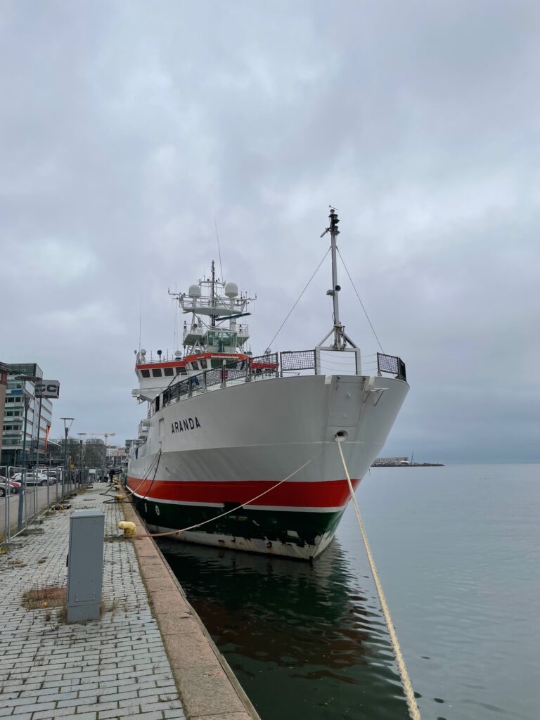 TT-linjan opiskelijat osallistuivat toisen asteen opiskelijoiden kansainväliseen ympäristökonferenssiin Munkkiniemen yhteiskoulussa 6.11.-7.11.2025. Tapahtuman tavoitteena oli lisätä tietoisuutta Itämeren suojelusta ja innostaa nuoria vaikuttamaan siihen. Tapahtumassa päästiin mm. kuulemaan mielenkiintoisia luentoja, vierailemaan Itämeren tutkimusalus Arandalla ja pelaamaan Itämeriaiheista peliä. 
