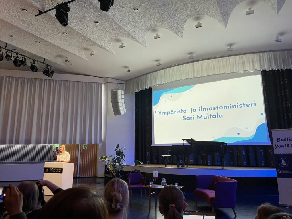 Tapahtuman päätöstilaisuudessa luovutimme Suomen ympäristö- ja ilmastoministerille vetoomuksen Itämeren suojelutyön puolesta.
