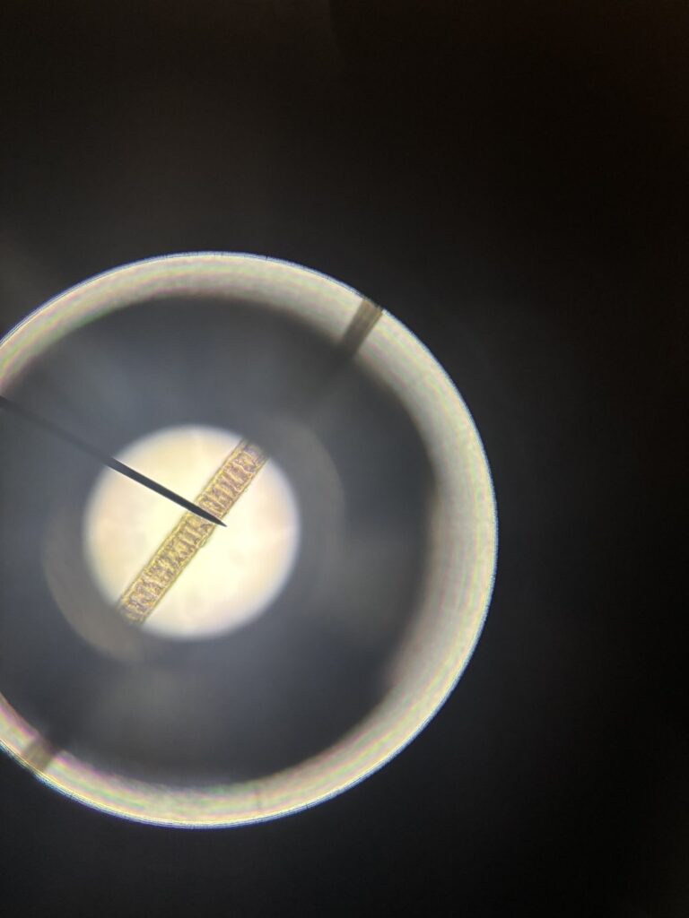 Rikostekninen tutkimus:
Näkymä todistusaineistosta mikroskoopilla katsottuna. 
