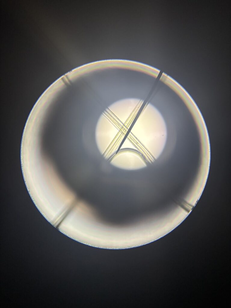 Rikostekninen tutkimus:
Näkymä todistusaineistosta mikroskoopilla katsottuna. 

