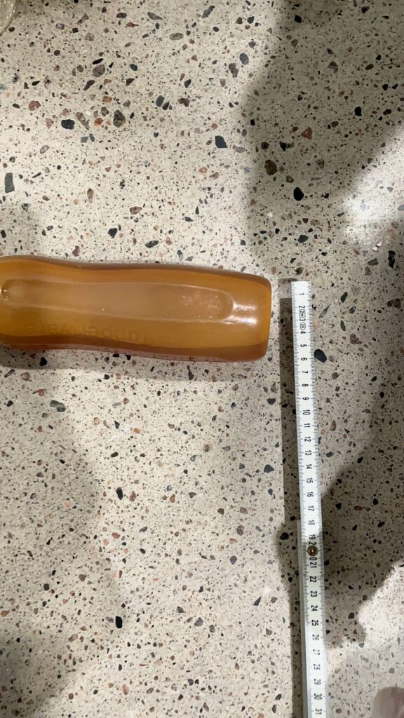 Rikostekninen tutkimus:
Kuvassa pullo ja mitta.