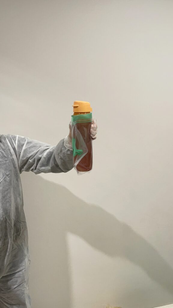 Rikostekninen tutkimus:
Kuvassa todistusaineostona toimiva juomapullo pussissa.