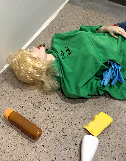 Rikostekninen tutkimus:
Näkymä rikospaikalta portaikon alaosasta: Portaikon alaosassa
makaa uhri, ympärillään todistusaineistoa sekä poliisin suojanauha. 
