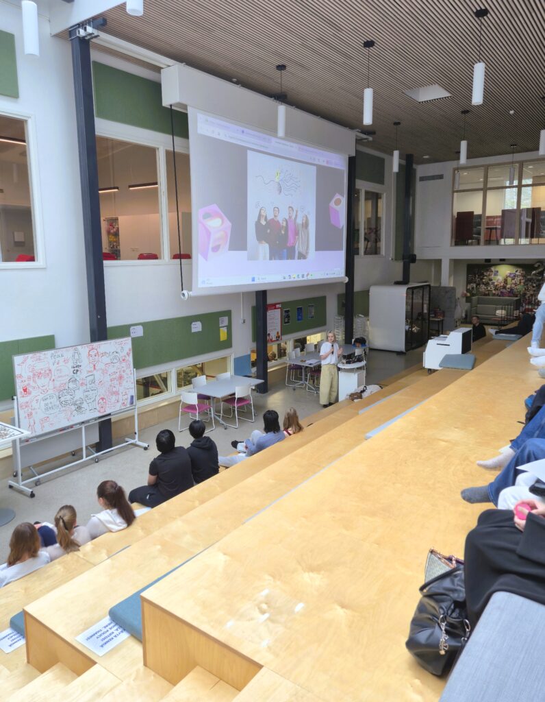 Yleislinjan ykköset tutustuivat Studia Generaliassaan tulevaisuuden tutkimukseen, megatrendeihin sekä nuorten tulevaisuuden näkymiin. Lasten ja nuorten säätiön Tulevaisuuskoulu-hankkeen Noora Kupari veti nuorille osallistavan tilaisuuden, jossa hän ensin avasi tulevaisuudentutkimuksen periaatteita. Tämän jälkeen nuoret pääsivät tutustumaan megatrendeihin ja pohtimaan pienryhmissä niiden myönteisiä ja kielteisiä vaikutuksia tulevaisuuteemme. 