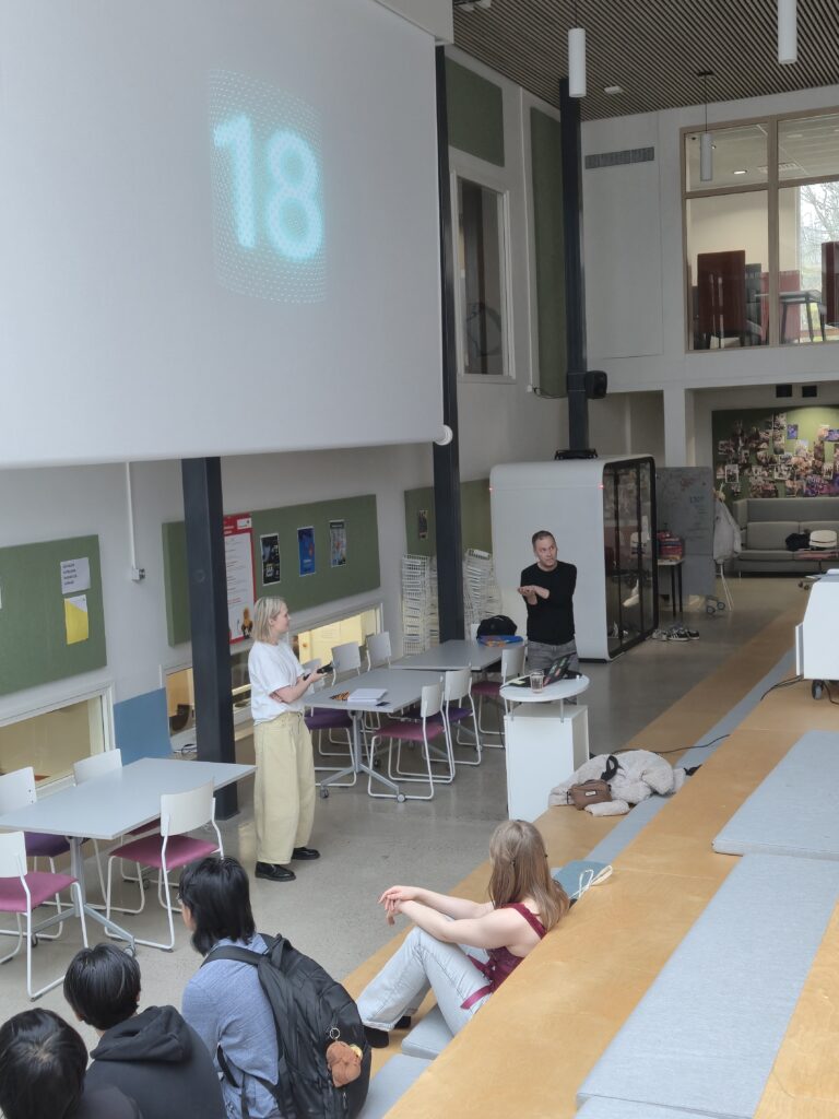 Yleislinjan ykköset tutustuivat Studia Generaliassaan tulevaisuuden tutkimukseen, megatrendeihin sekä nuorten tulevaisuuden näkymiin. Lasten ja nuorten säätiön Tulevaisuuskoulu-hankkeen Noora Kupari veti nuorille osallistavan tilaisuuden, jossa hän ensin avasi tulevaisuudentutkimuksen periaatteita. Tämän jälkeen nuoret pääsivät tutustumaan megatrendeihin ja pohtimaan pienryhmissä niiden myönteisiä ja kielteisiä vaikutuksia tulevaisuuteemme. 