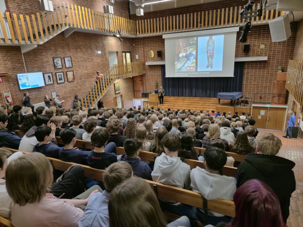 Toimittaja ja taiteilija Jari Tammisen vastamainoksia käsittelevä luento Keskushallissa.