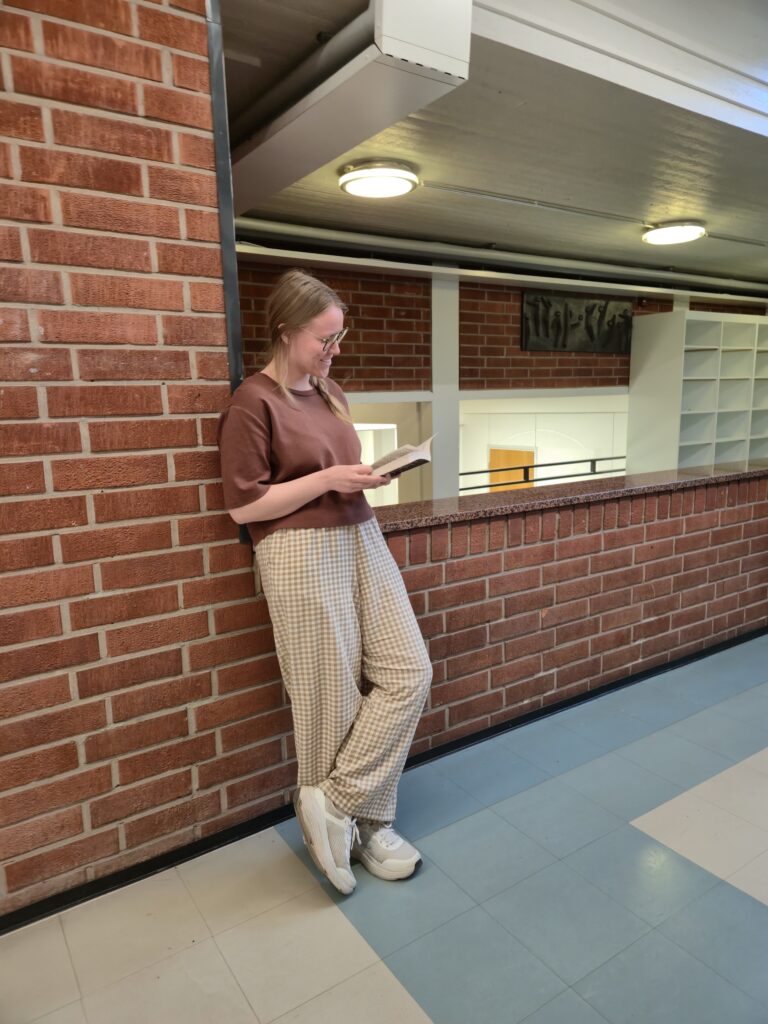 Henkilökunta jalkautui koulu käytäville näyttämään lukemisen mallia. 