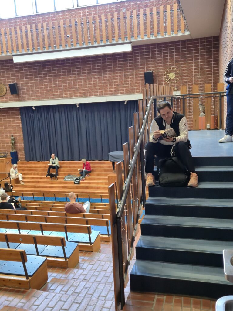 Henkilökunta jalkautui koulu käytäville näyttämään lukemisen mallia. 