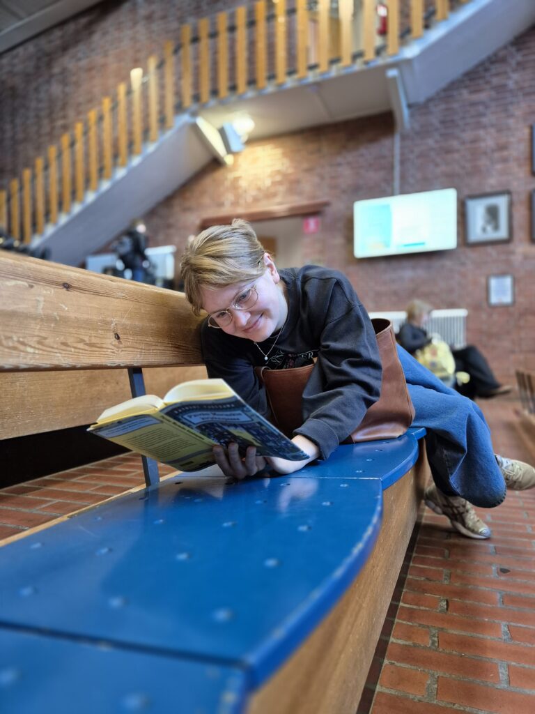 Henkilökunta jalkautui koulu käytäville näyttämään lukemisen mallia. 
