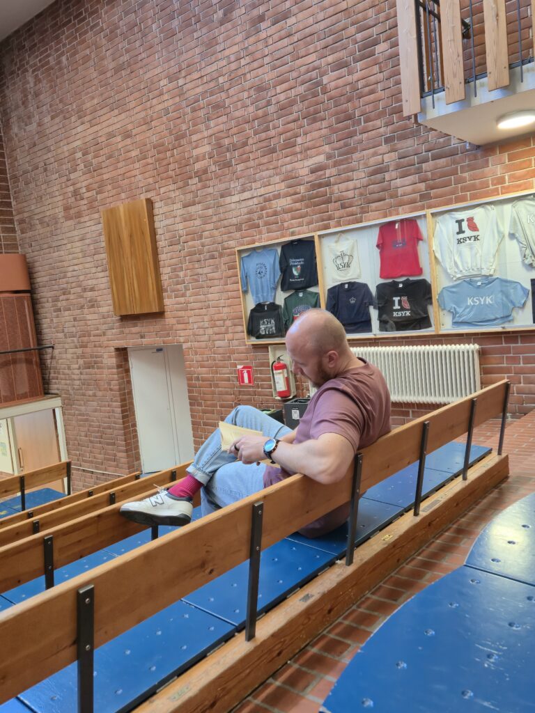 Henkilökunta jalkautui koulu käytäville näyttämään lukemisen mallia. 