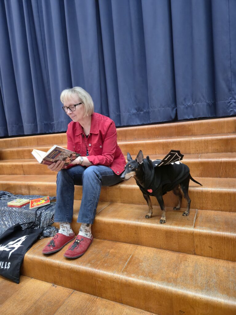 Henkilökunta jalkautui koulu käytäville näyttämään lukemisen mallia. 