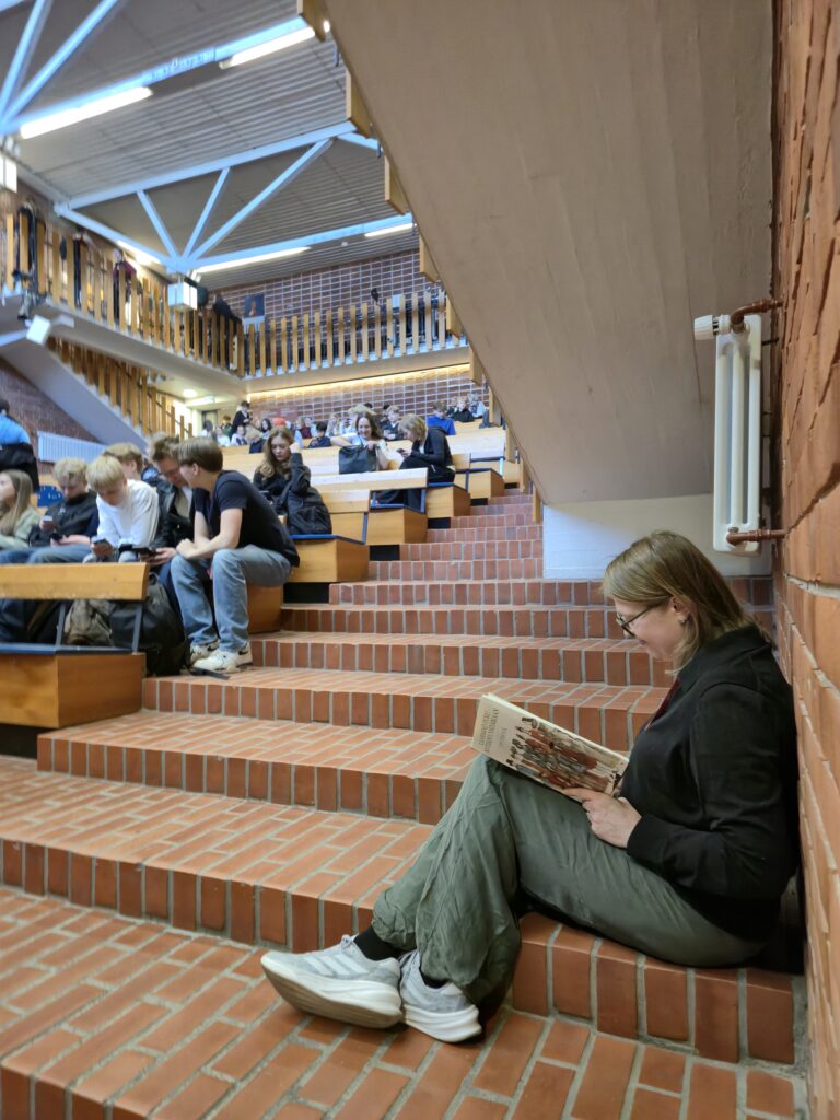 Henkilökunta jalkautui koulu käytäville näyttämään lukemisen mallia. 