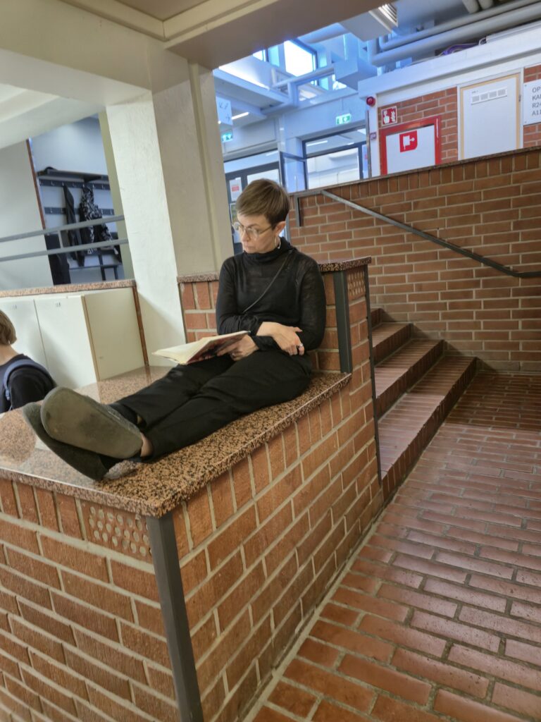 Henkilökunta jalkautui koulu käytäville näyttämään lukemisen mallia. 