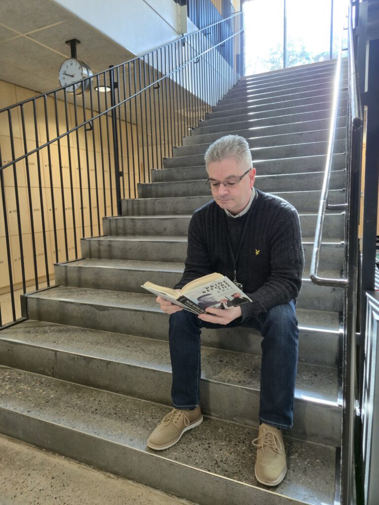 Henkilökunta jalkautui koulu käytäville näyttämään lukemisen mallia. 