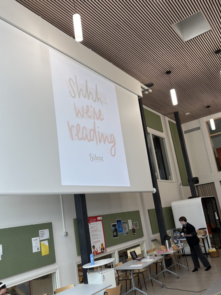 Silent Book Club 22.4.2026

Lukiolaiset kutsuttiin osallistumaan Silent Book Clubiin, jossa sai lukea lempikirjaansa tunnin ajan kaikessa hiljaisuudessa Atriumissa.