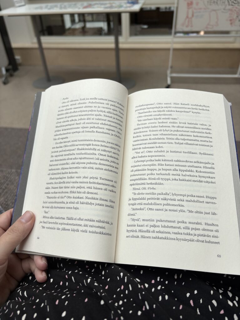 Silent Book Club 22.4.2026

Lukiolaiset kutsuttiin osallistumaan Silent Book Clubiin, jossa sai lukea lempikirjaansa tunnin ajan kaikessa hiljaisuudessa Atriumissa.