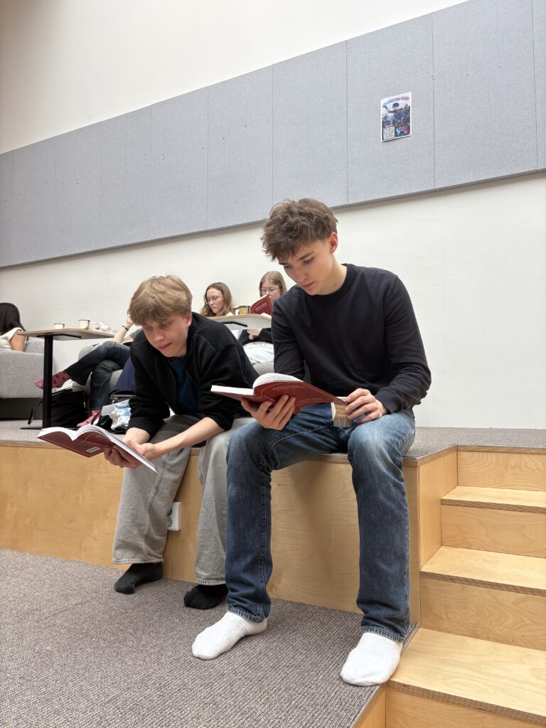 Silent Book Club 22.4.2026

Lukiolaiset kutsuttiin osallistumaan Silent Book Clubiin, jossa sai lukea lempikirjaansa tunnin ajan kaikessa hiljaisuudessa Atriumissa.