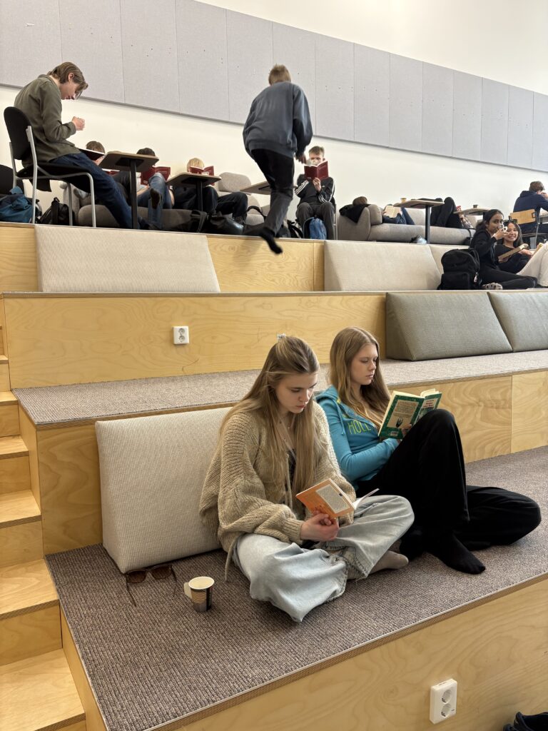 Silent Book Club 22.4.2026

Lukiolaiset kutsuttiin osallistumaan Silent Book Clubiin, jossa sai lukea lempikirjaansa tunnin ajan kaikessa hiljaisuudessa Atriumissa.