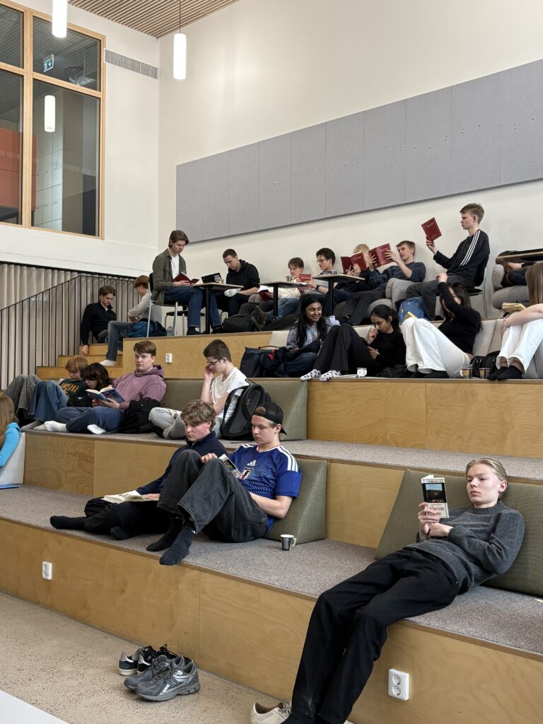 Silent Book Club 22.4.2026

Lukiolaiset kutsuttiin osallistumaan Silent Book Clubiin, jossa sai lukea lempikirjaansa tunnin ajan kaikessa hiljaisuudessa Atriumissa.