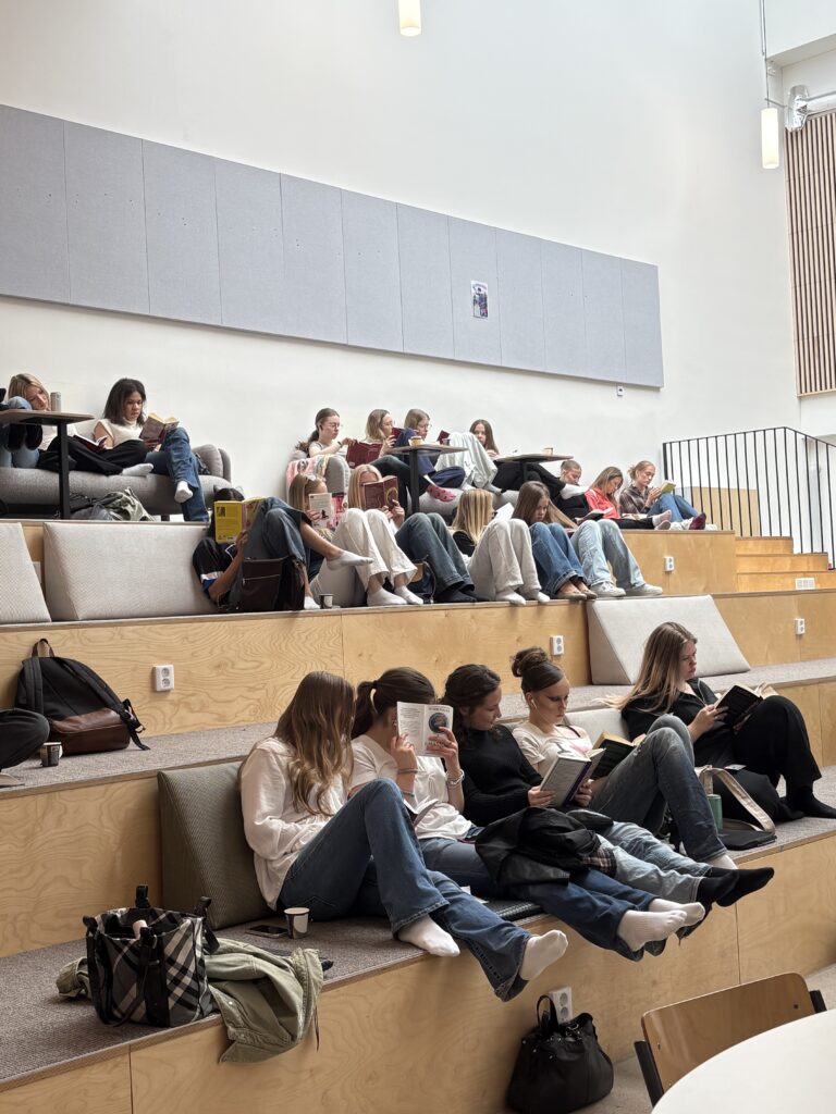 Silent Book Club 22.4.2026

Lukiolaiset kutsuttiin osallistumaan Silent Book Clubiin, jossa sai lukea lempikirjaansa tunnin ajan kaikessa hiljaisuudessa Atriumissa.