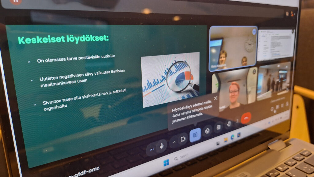Lukion Koodauksen yritysyhteistyöprojekti -kurssi periodissa 4

Lukiolaiset pääsivät tutustumaan palvelumuotoiluyritys Adventure
Clubin toimintaan ja suunittelivat mobiilisovelluksen yrityksen
ammattilaisten ohjauksessa. Suunnittelu aloitettiin miettimällä
ongelmia, joita voitaisiin sovelluksella ratkaista. Ideointi ja
suunnittelu tehtiin käyttäjätutkimusten perusteella. Kun idea
vahvistui, prototyypit valmistettiin tekoälyn avulla Vibe-koodauksena.

Kurssi toteutti sovellukset Hobby Hopper, jolla on mahdollista etsiä
uusia harrastuksia ja harrastusryhmiä, Päivän Säde – hyvien uutisten
uutispalvelu ja Schedulenize, jolla lukiolainen voi laatia
lukujärjestyksen huomioiden erilaisia valintakriteerejä kuten
kavereiden kurssivalinnat.

Kurssilla nähtiin ja opittiin, miten tuotesuunnittelua tehdään
nykyaikaisin työvälinein ja prosessein. Tekoäly on vahvasti mukana.
Sen avulla on nopea tuottaa uusia versioita prototyypistä, joita
voidaan antaa testikäyttäjien arvioitavaksi. Tässä käytössä tekoälystä
on todella hyötyä.