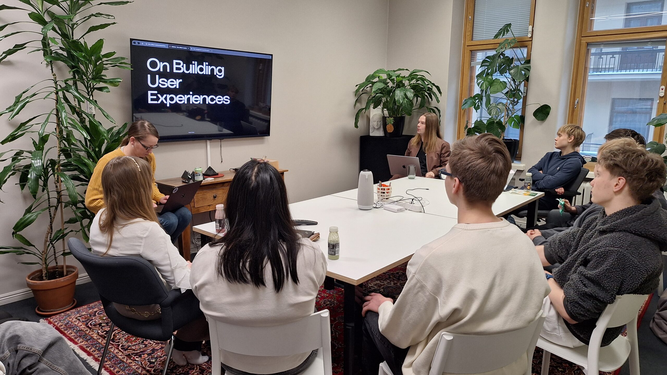 Lukion Koodauksen yritysyhteistyöprojekti -kurssi periodissa 4 Lukiolaiset pääsivät tutustumaan palvelumuotoiluyritys Adventure Clubin toimintaan ja suunittelivat mobiilisovelluksen yrityksen ammattilaisten ohjauksessa. Suunnittelu aloitettiin miettimällä ongelmia, joita voitaisiin sovelluksella ratkaista. Ideointi ja suunnittelu tehtiin käyttäjätutkimusten perusteella. Kun idea vahvistui, prototyypit valmistettiin tekoälyn avulla Vibe-koodauksena. Kurssi toteutti sovellukset Hobby Hopper, jolla on mahdollista etsiä uusia harrastuksia ja harrastusryhmiä, Päivän Säde – hyvien uutisten uutispalvelu ja Schedulenize, jolla lukiolainen voi laatia lukujärjestyksen huomioiden erilaisia valintakriteerejä kuten kavereiden kurssivalinnat. Kurssilla nähtiin ja opittiin, miten tuotesuunnittelua tehdään nykyaikaisin työvälinein ja prosessein. Tekoäly on vahvasti mukana. Sen avulla on nopea tuottaa uusia versioita prototyypistä, joita voidaan antaa testikäyttäjien arvioitavaksi. Tässä käytössä tekoälystä on todella hyötyä.