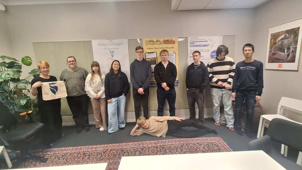 Lukion Koodauksen yritysyhteistyöprojekti -kurssi periodissa 4

Lukiolaiset pääsivät tutustumaan palvelumuotoiluyritys Adventure
Clubin toimintaan ja suunittelivat mobiilisovelluksen yrityksen
ammattilaisten ohjauksessa. Suunnittelu aloitettiin miettimällä
ongelmia, joita voitaisiin sovelluksella ratkaista. Ideointi ja
suunnittelu tehtiin käyttäjätutkimusten perusteella. Kun idea
vahvistui, prototyypit valmistettiin tekoälyn avulla Vibe-koodauksena.

Kurssi toteutti sovellukset Hobby Hopper, jolla on mahdollista etsiä
uusia harrastuksia ja harrastusryhmiä, Päivän Säde – hyvien uutisten
uutispalvelu ja Schedulenize, jolla lukiolainen voi laatia
lukujärjestyksen huomioiden erilaisia valintakriteerejä kuten
kavereiden kurssivalinnat.

Kurssilla nähtiin ja opittiin, miten tuotesuunnittelua tehdään
nykyaikaisin työvälinein ja prosessein. Tekoäly on vahvasti mukana.
Sen avulla on nopea tuottaa uusia versioita prototyypistä, joita
voidaan antaa testikäyttäjien arvioitavaksi. Tässä käytössä tekoälystä
on todella hyötyä.