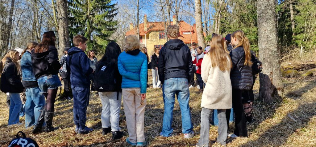 Vihreä lippu -raadin edustajat osallistuivat Espoon luontotalolla, Villa Elfvikissä, järjestettyyn raatitapaamiseen. Ihanassa kevätsäässä kiersimme muiden yläkoulujen kanssa tehtäväpisteillä, joilla tarkkailtiin Laajalahden lintuja, pohdittiin kestävää kulutusta ja vastuullista retkeilyä (Muista, minkä luontoon viet, sen tuot myös takaisin kotiin kierrätettäväksi!), nikkaroitiin hyönteishotelli ja suunniteltiin vihreämpää koulupihaa. 

Saammeko jotain uutta kasvamaan koulun pihalle jo tänä keväänä?