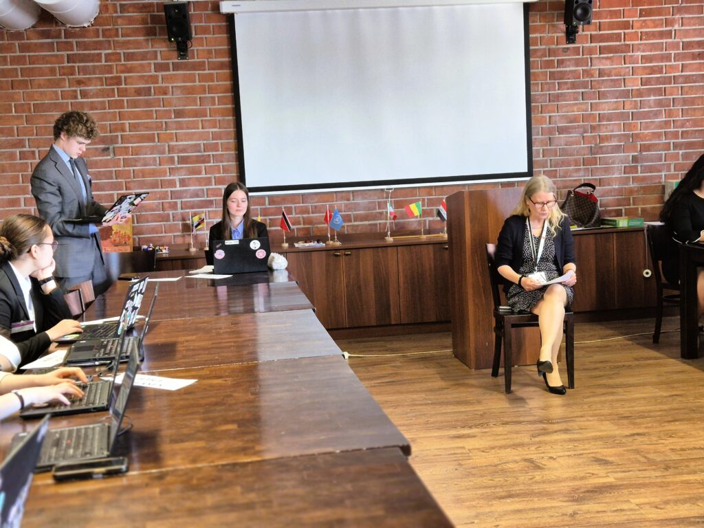 5th and 6th of May, HELIMUN ry hosted its 26th annual student-run conference in KSYK, providing students a unique platform for diplomacy and public speaking.
The session opened with an motivating keynote by President Tarja Halonen. Following two days of intense lobbying and debate the event concluded with final committee reports and closing speeches.