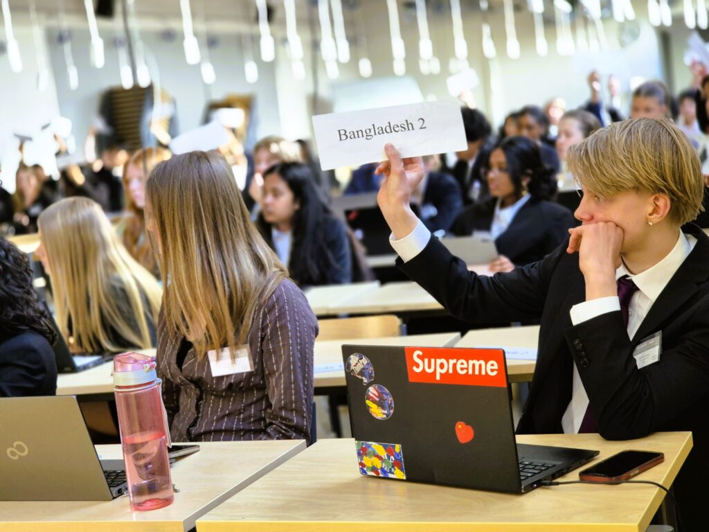 5th and 6th of May, HELIMUN ry hosted its 26th annual student-run conference in KSYK, providing students a unique platform for diplomacy and public speaking.
The session opened with an motivating keynote by President Tarja Halonen. Following two days of intense lobbying and debate the event concluded with final committee reports and closing speeches.