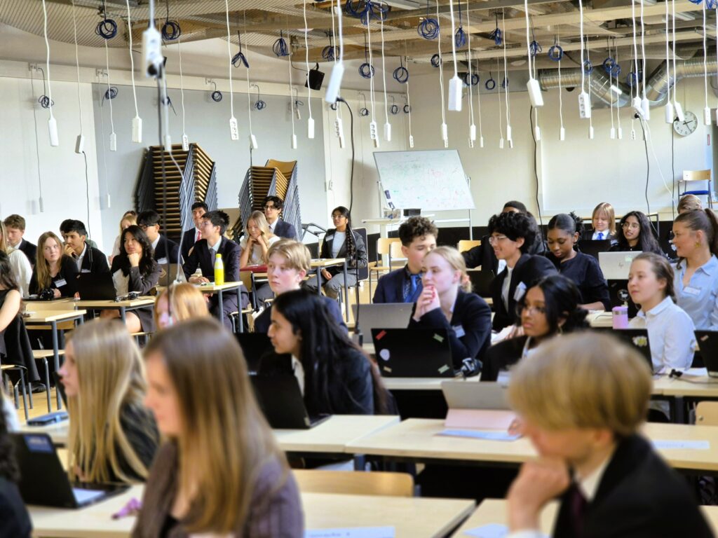 5th and 6th of May, HELIMUN ry hosted its 26th annual student-run conference in KSYK, providing students a unique platform for diplomacy and public speaking.
The session opened with an motivating keynote by President Tarja Halonen. Following two days of intense lobbying and debate the event concluded with final committee reports and closing speeches.