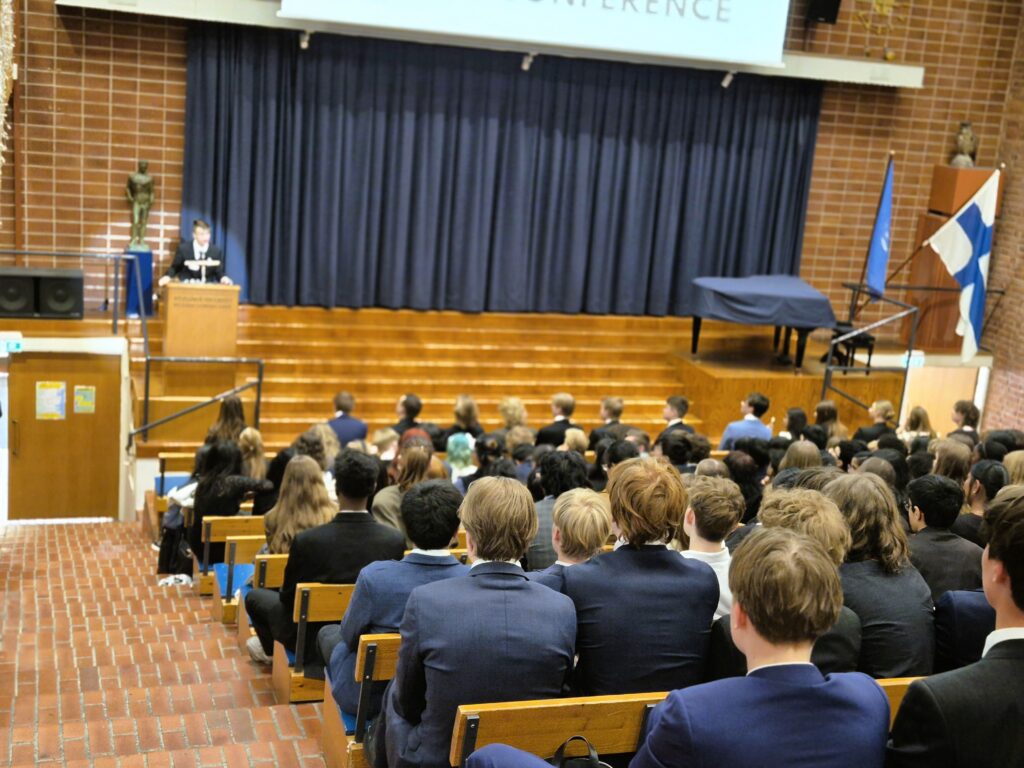 5th and 6th of May, HELIMUN ry hosted its 26th annual student-run conference in KSYK, providing students a unique platform for diplomacy and public speaking.
The session opened with an motivating keynote by President Tarja Halonen. Following two days of intense lobbying and debate the event concluded with final committee reports and closing speeches.