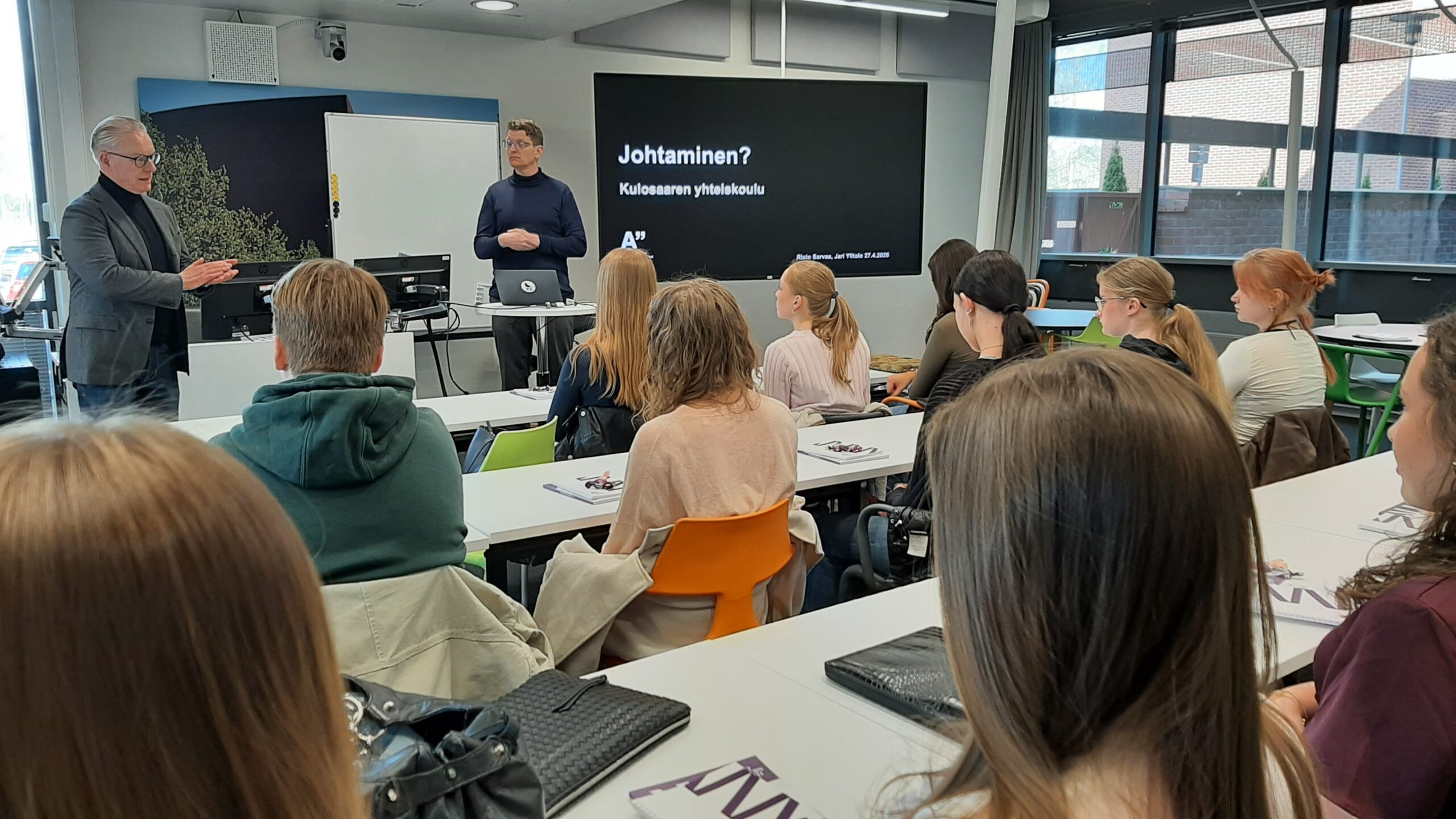 Aalto-yliopistolla tutustutaan johtamiseen Yhteiskunnallisen vaikuttamisen ja johtamisen kurssilaiset (YH6) pääsivät tutustumaan johtamisen opiskeluun korkeakoulutasolla. Aalto E yksikön tiimi Bella Sillman, Jari Ylitalo (kuv.vas.) Risto Sarvas (kuv.oik.) haastoivat opiskelijat pohtimaan johtamisen ydinkysymyksiä. Aika kului kuin siivillä johtamisen perusasioiden moniulotteisuutta pohtiessa. Tilaisuuteen saatiin myös aitoa skottitunnelmaa kiitos paikalla olleiden ylämaan asukkaiden. :) Superkiitokset Aallolle hienosta iltapäivästä. Aallon oma juttu vierailusta löytyy alla olevasta linkistä: https://www.aaltoee.fi/aalto-leaders-insight/2026/voiko-ilman-auktoriteettia-johtaa-kulosaaren-lukiolaiset-tutkivat-johtajuutta-otaniemessa