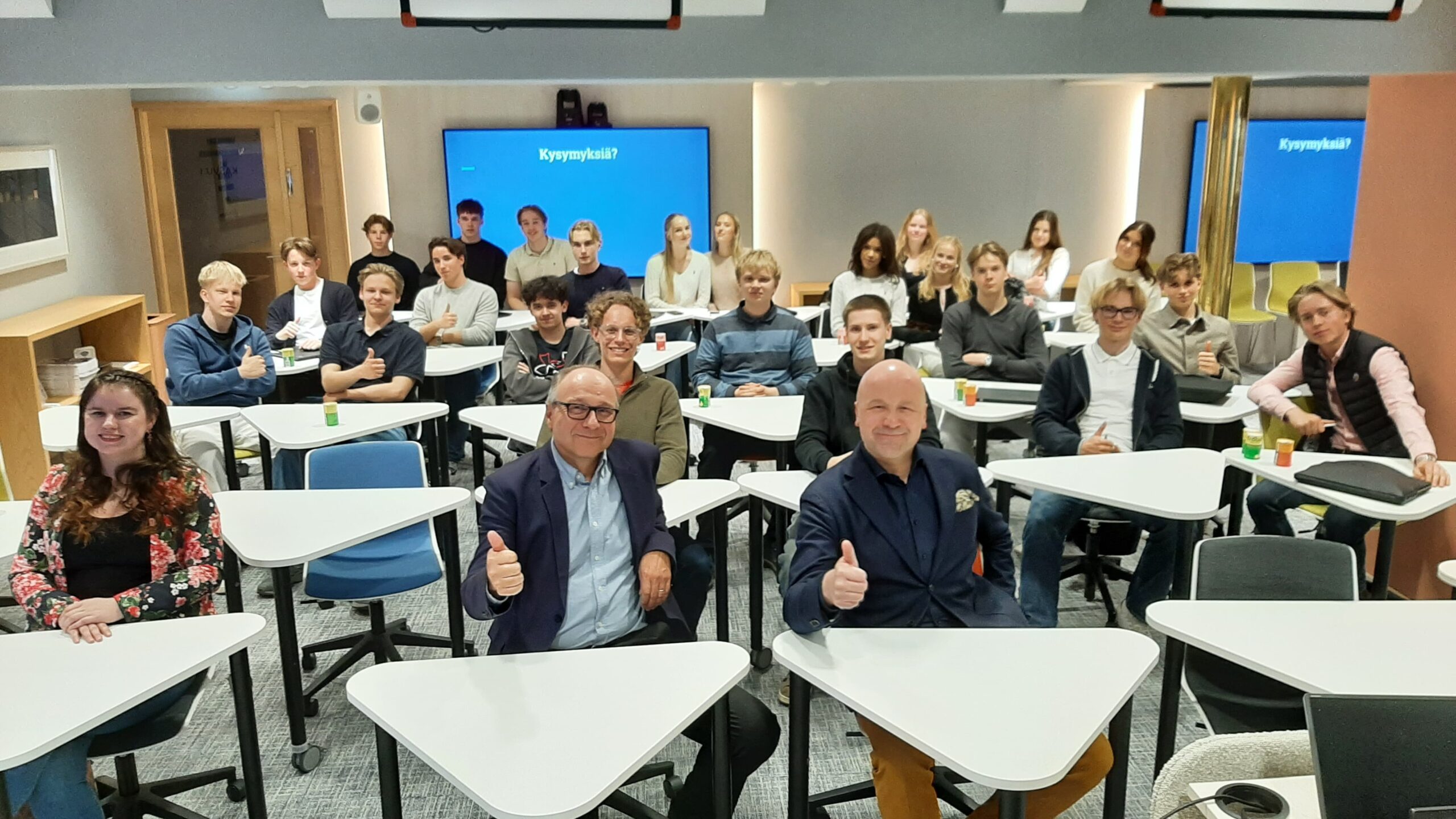Yritysyhteistyöprojekti LSBS3 huipentui työryhmien loopuesityksiin. Projektin aiheena oli terävöittää Kauppakamarin operoimaa Helsinki School of Businessin eli Helbusin markkinointia. Työryhmät esittelivät omat analyysinsä Helbusin rehtori Jussi Hallille (kuv.oik.), Kauppakamarin edustaja Marko Silenille (kuv. keskellä) sekä Helbusin markkinointijohtaja Marica Mäkiselle (kuv.vas.). Projekti oli erittäin onnistunut, vaikka yksityiskohdat onkin jätettävä liikesalaisuuksien piiriin. Kiitos Jussi, Marko ja Marica, sekä kiitokset kaikille projektiin osallistuneille opiskelijoille!