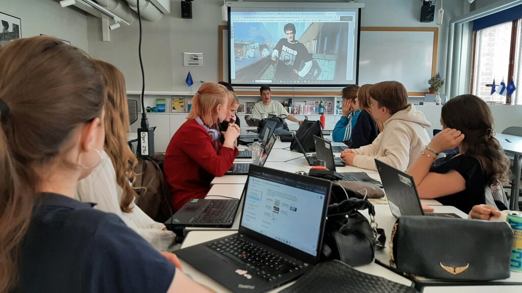 YT-linjan alumni, nykyinen Vasemmistoliiton kaupunginvaltuutettu Lauri Lindén saapui kertomaan YH6 opintojakson opiskelijoille miten hän käynnisti oman poliittisen uransa ja miten hän on hyödyntänyt sosiaalista mediaa saadakseen näkyvyyttä ajatuksilleen. Seuraavaksi tähtäimessä ovat eduskuntavaalit 2027 ja Lauri pohti monia kampanjointiin liittyviä opiskelijoiden kysymyksiä. Tsemppiä vaaleihin ja kiitämme Lauria hienosta visiitistä entiseen mutta mielessä ikuiseen lukioon
