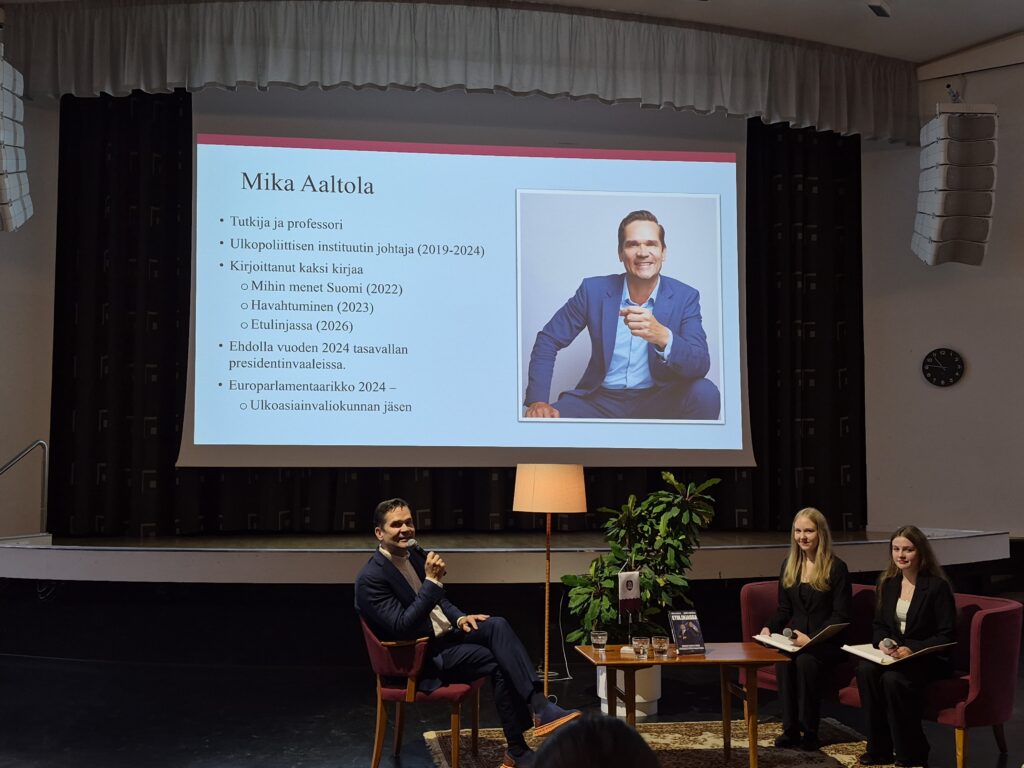 Europarlamentaarikko Mika Aaltolan esitelmä demokratian tilasta Euroopassa
